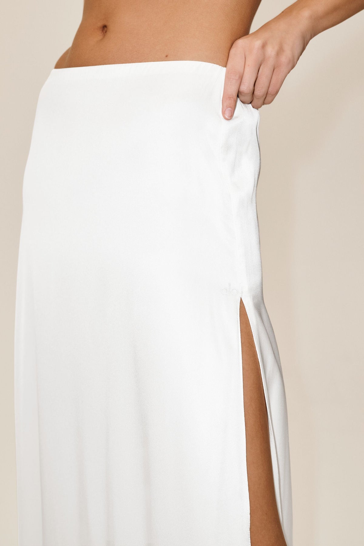Alo Yoga Silk Blend Low-Rise Radiance Long Skirt - White - imagen 3