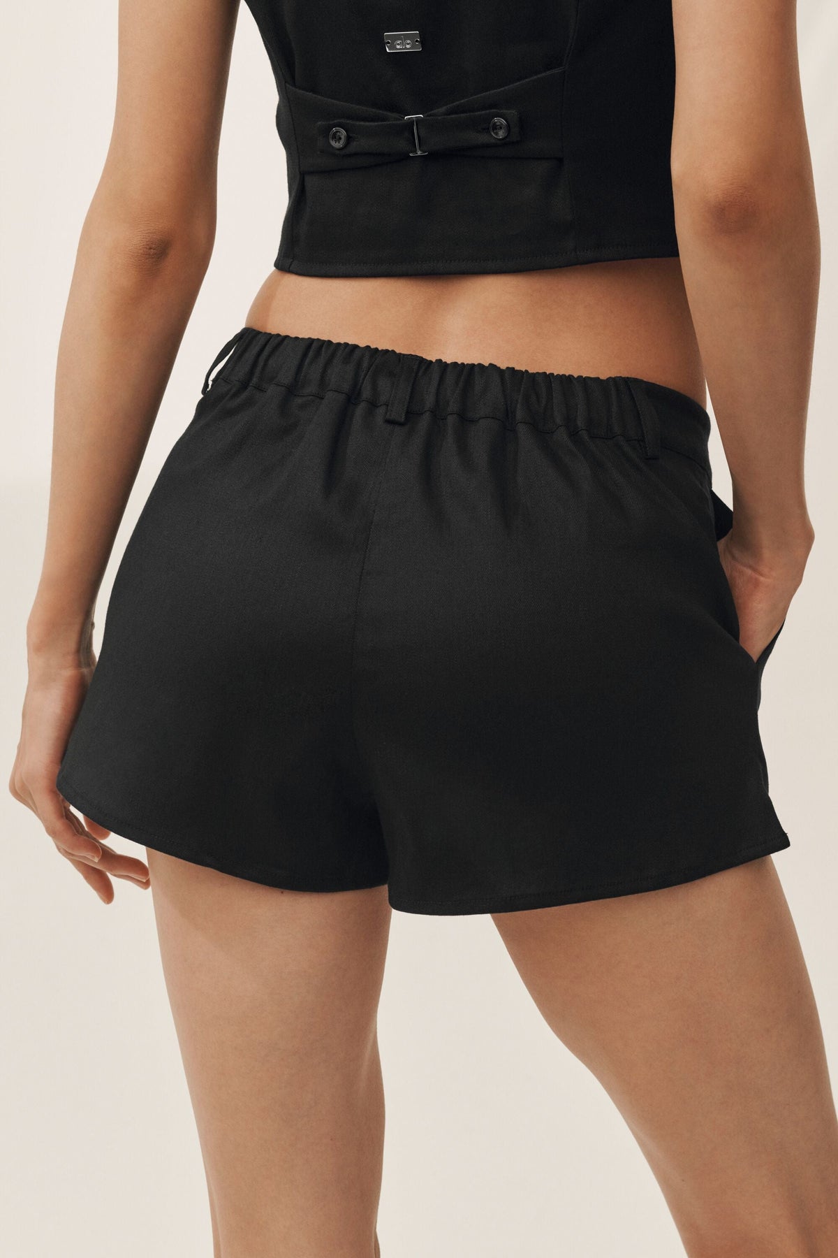 Alo Yoga Linen Blend Low-Rise Riviera Trouser Short - Black - imagen 5