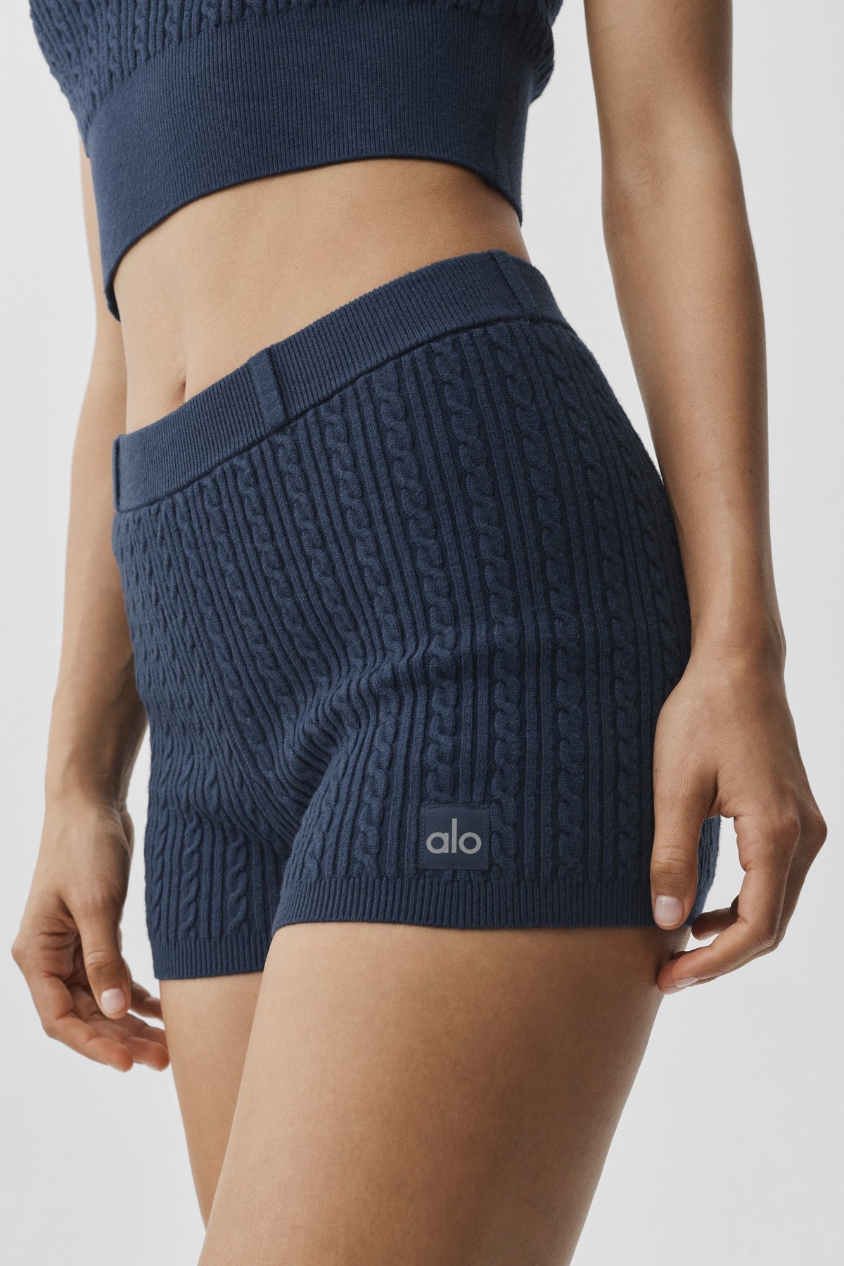 Alo Yoga Mini Cable High-Waist Sweater Short - Navy - imagen 3