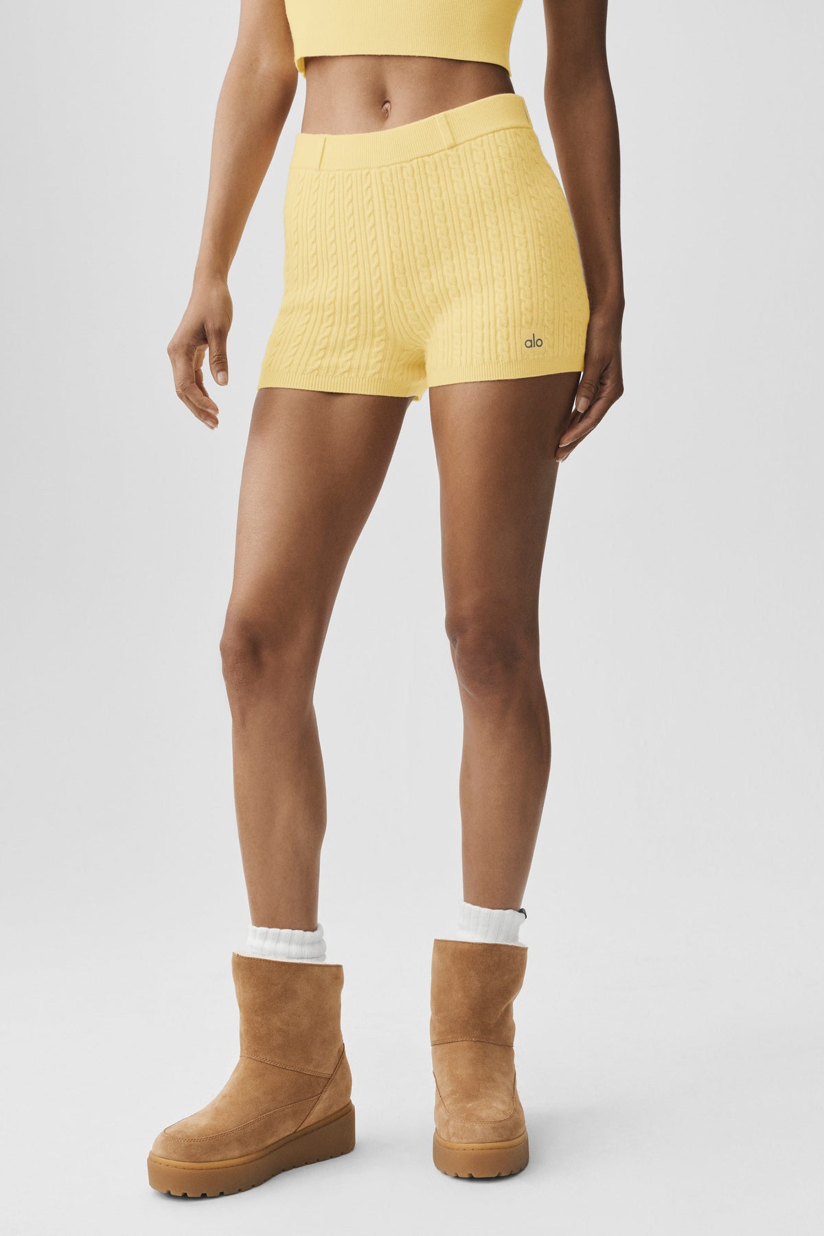 Alo Yoga Mini Cable High-Waist Sweater Short - Warm Butter - imagen 3