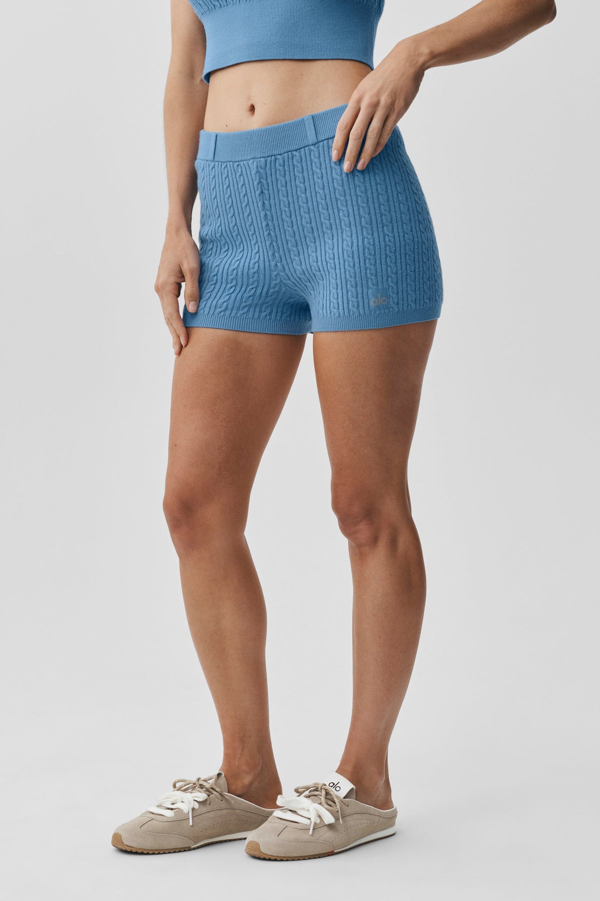 Alo Yoga Mini Cable High-Waist Sweater Short - California Blue - imagen 2