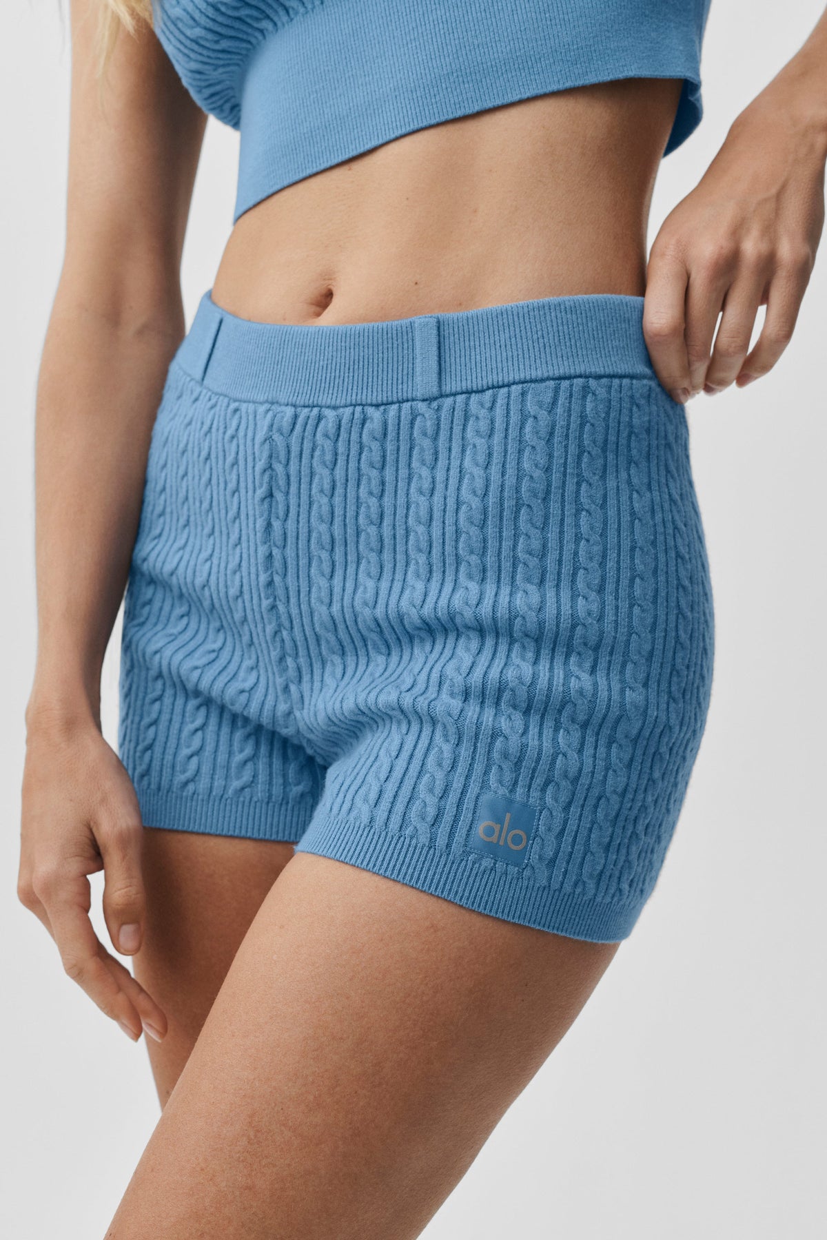 Alo Yoga Mini Cable High-Waist Sweater Short - California Blue - imagen 4