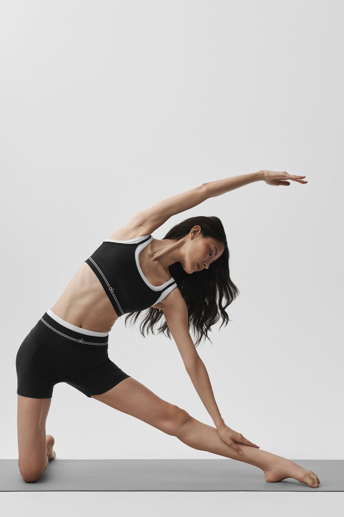Alo Yoga Airbrush High-Waist Better Together Short - Black/White - imagen 4