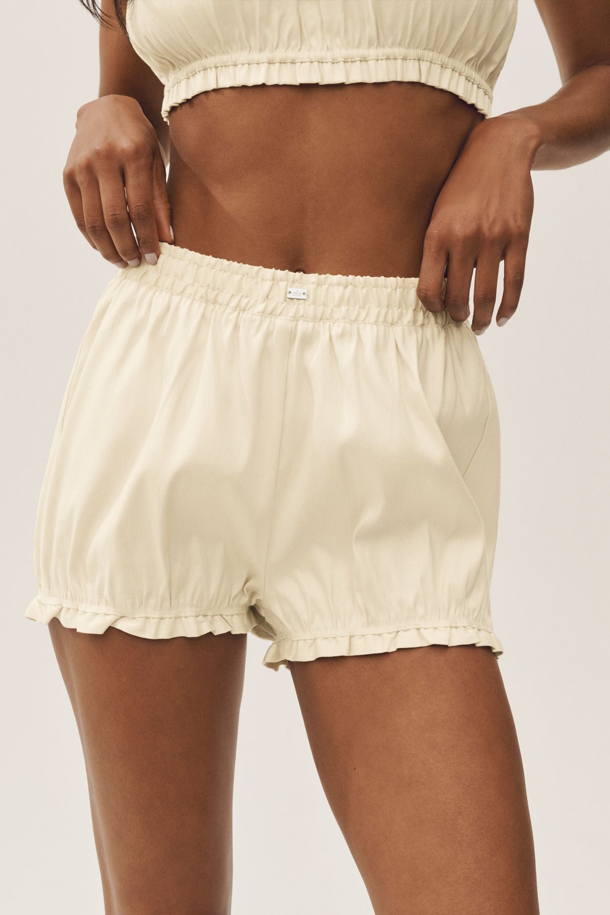 Alo Yoga Linen Blend Riviera Bloomer Short - Sandy Beige - imagen 4