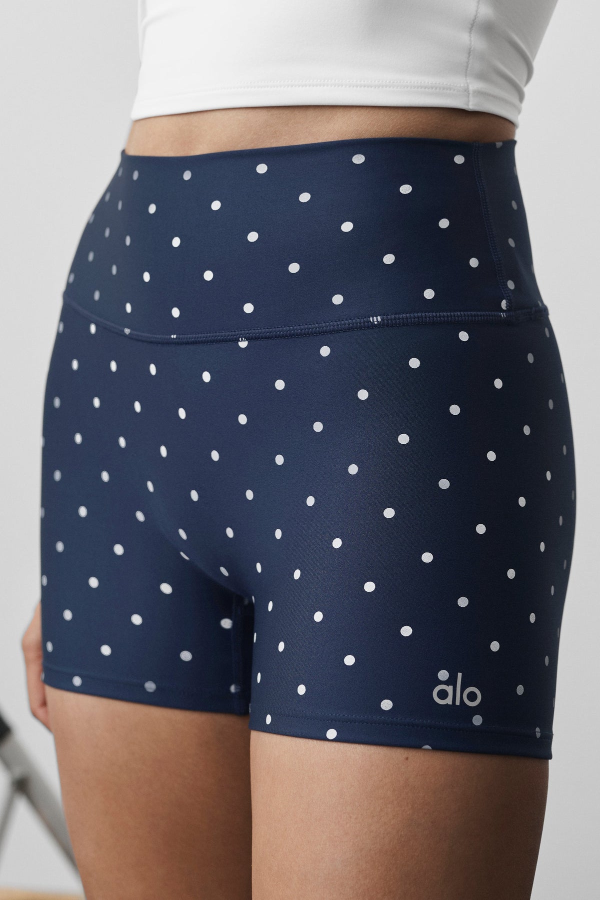 Alo Yoga 3" Airlift Polka Dot High-Waist Short - Navy/White - imagen 4