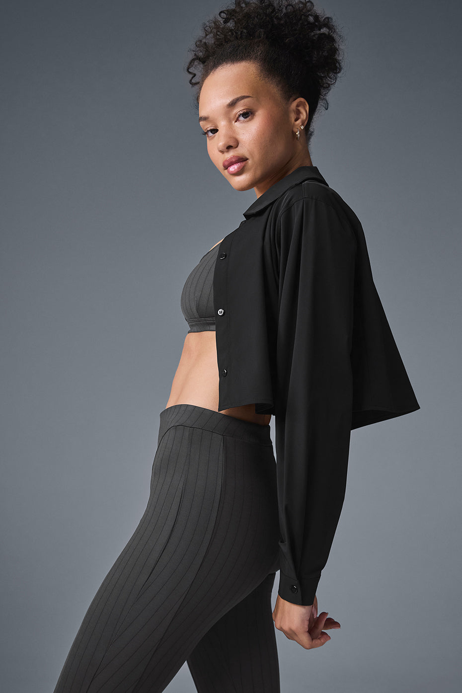 Alo Yoga Cropped Take Me Out Button Up - Black - imagen 3