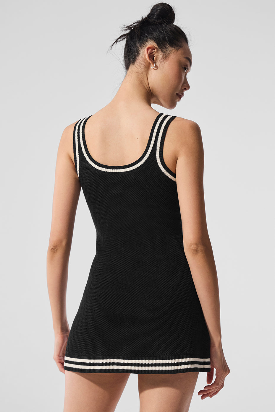 Alo Yoga Tennis Club Sweater Knit Dress - Black/Ivory - imagen 4
