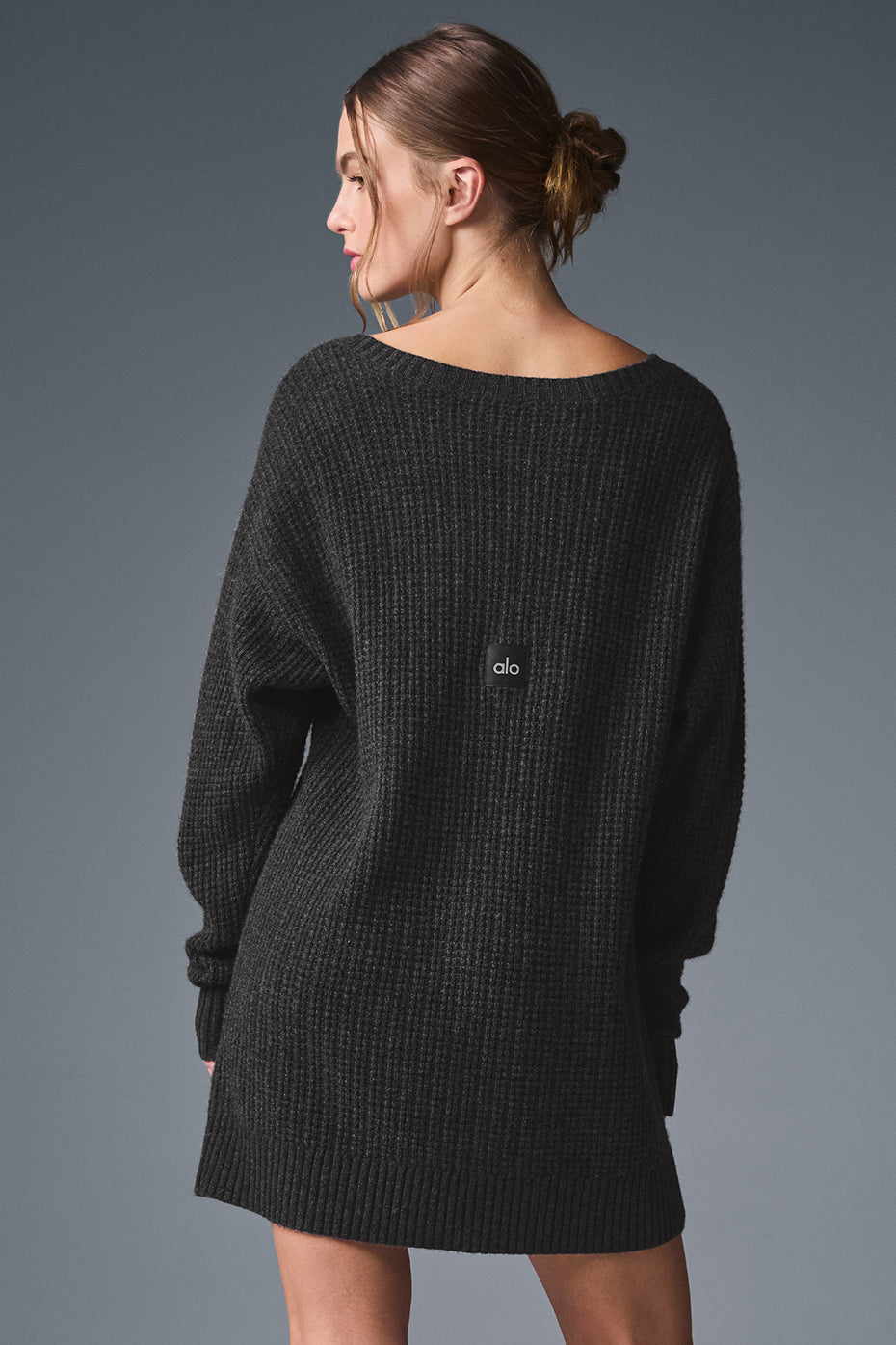 Alo Yoga Cashmere Plush Waffle Dress - Dark Heather Grey - imagen 3