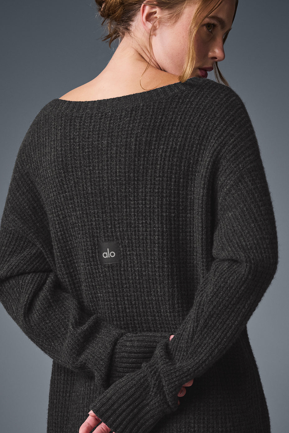 Alo Yoga Cashmere Plush Waffle Dress - Dark Heather Grey - imagen 4