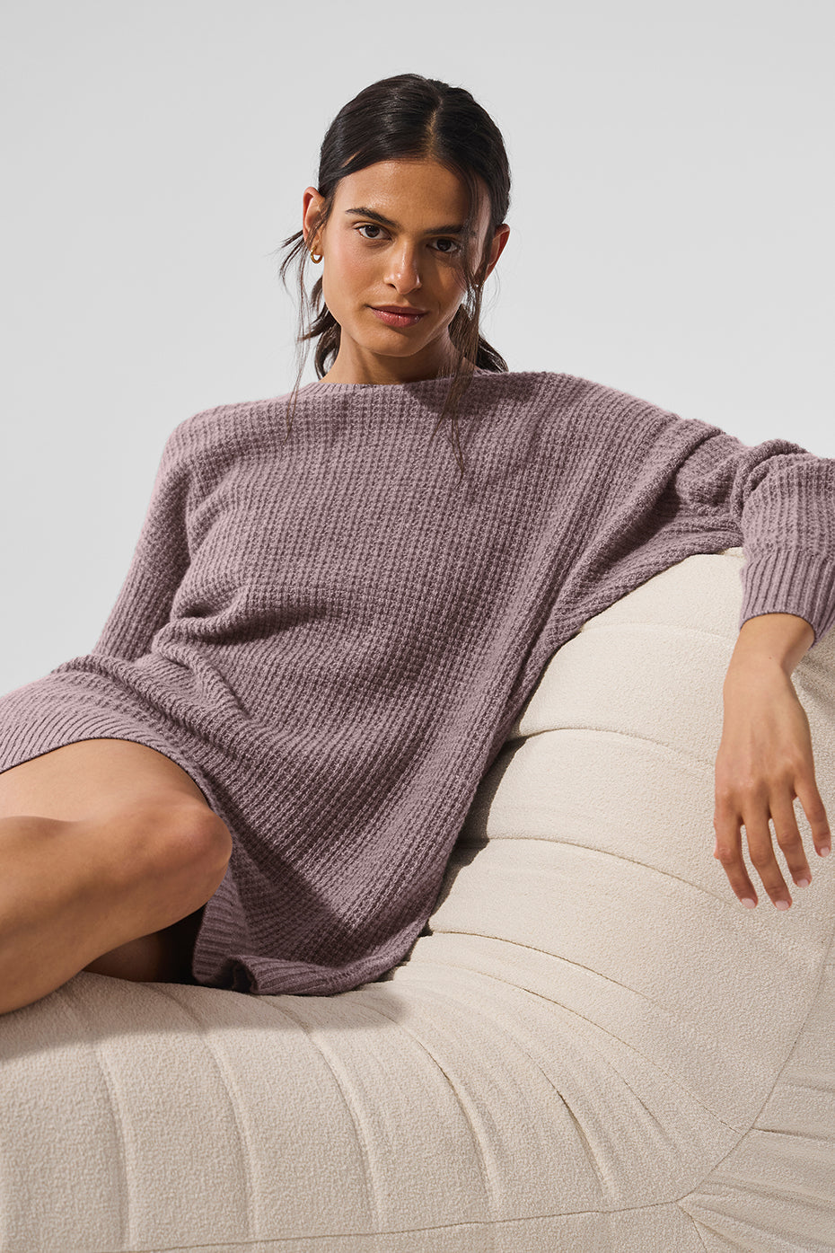Alo Yoga Cashmere Plush Waffle Dress - Mushroom Heather - imagen 4
