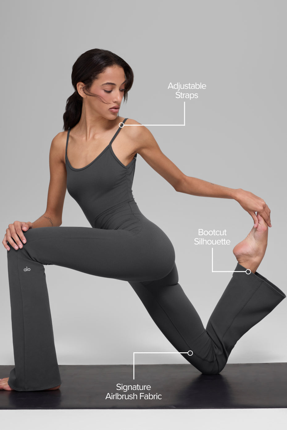 Alo Yoga Airbrush Bootcut One And Done Onesie - Anthracite - imagen 2