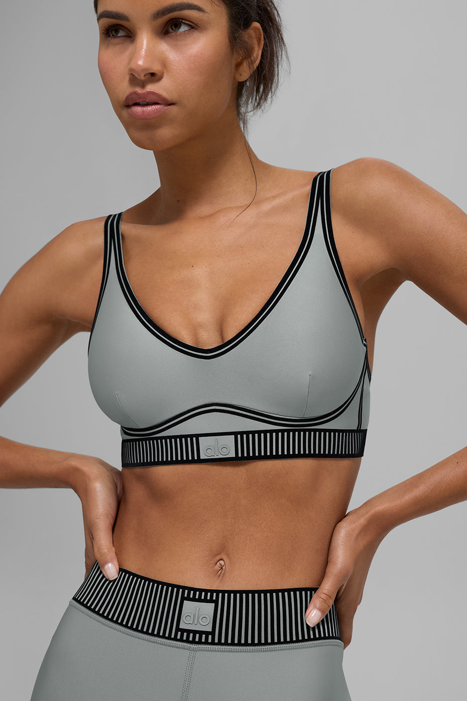 Alo Yoga Airlift Line Up Bra - Lunar Grey - imagen 2