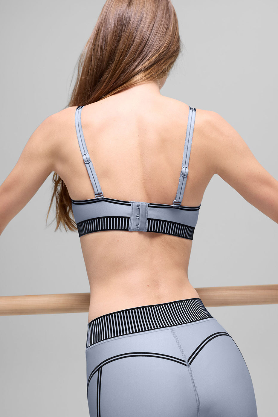 Alo Yoga Airlift Line Up Bra - Winter Frost - imagen 3