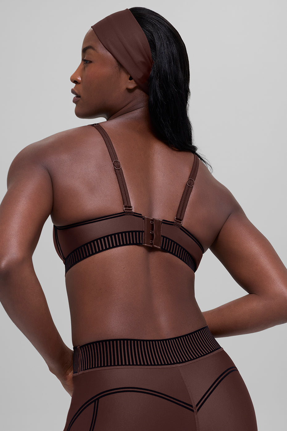 Alo Yoga Airlift Line Up Bra - Brownstone - imagen 3