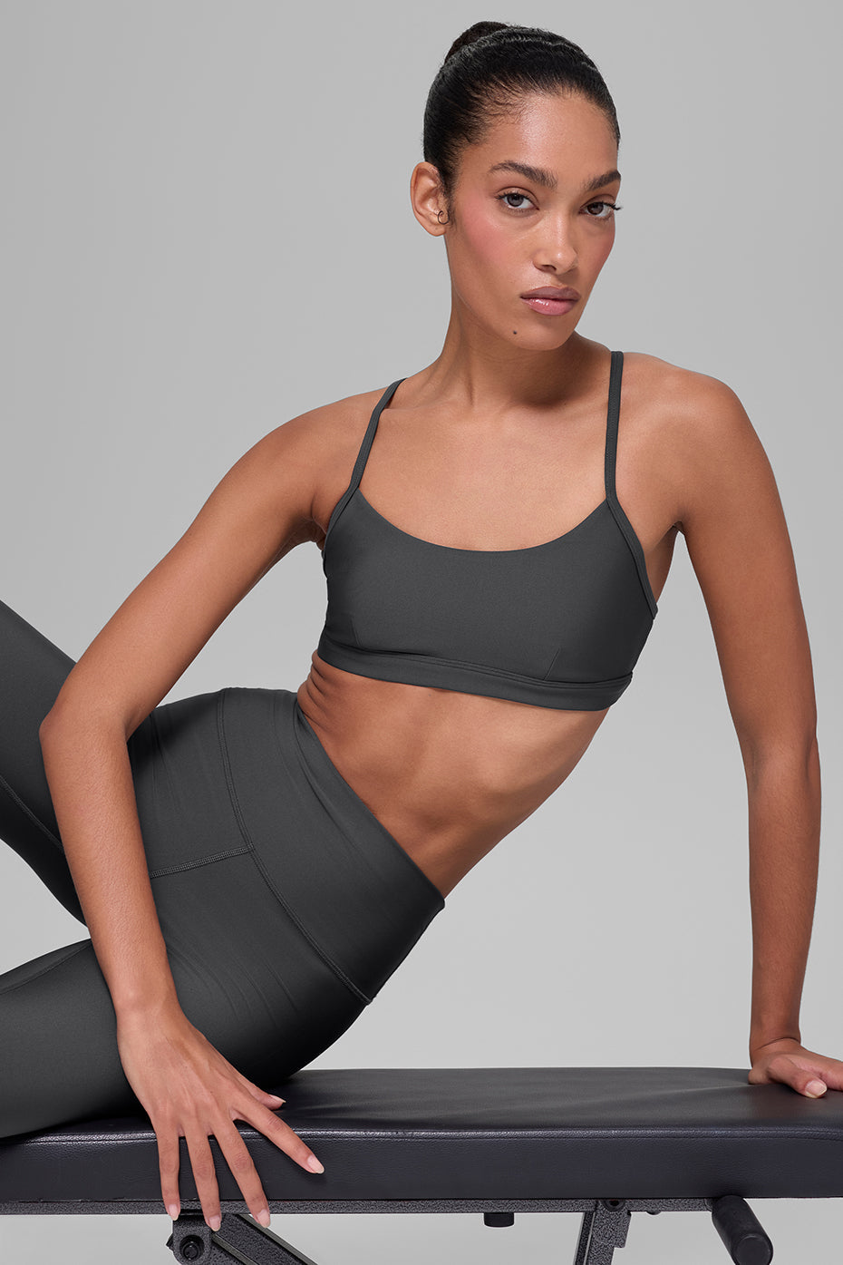 Alo Yoga Airlift Intrigue Bra - Anthracite - imagen 2