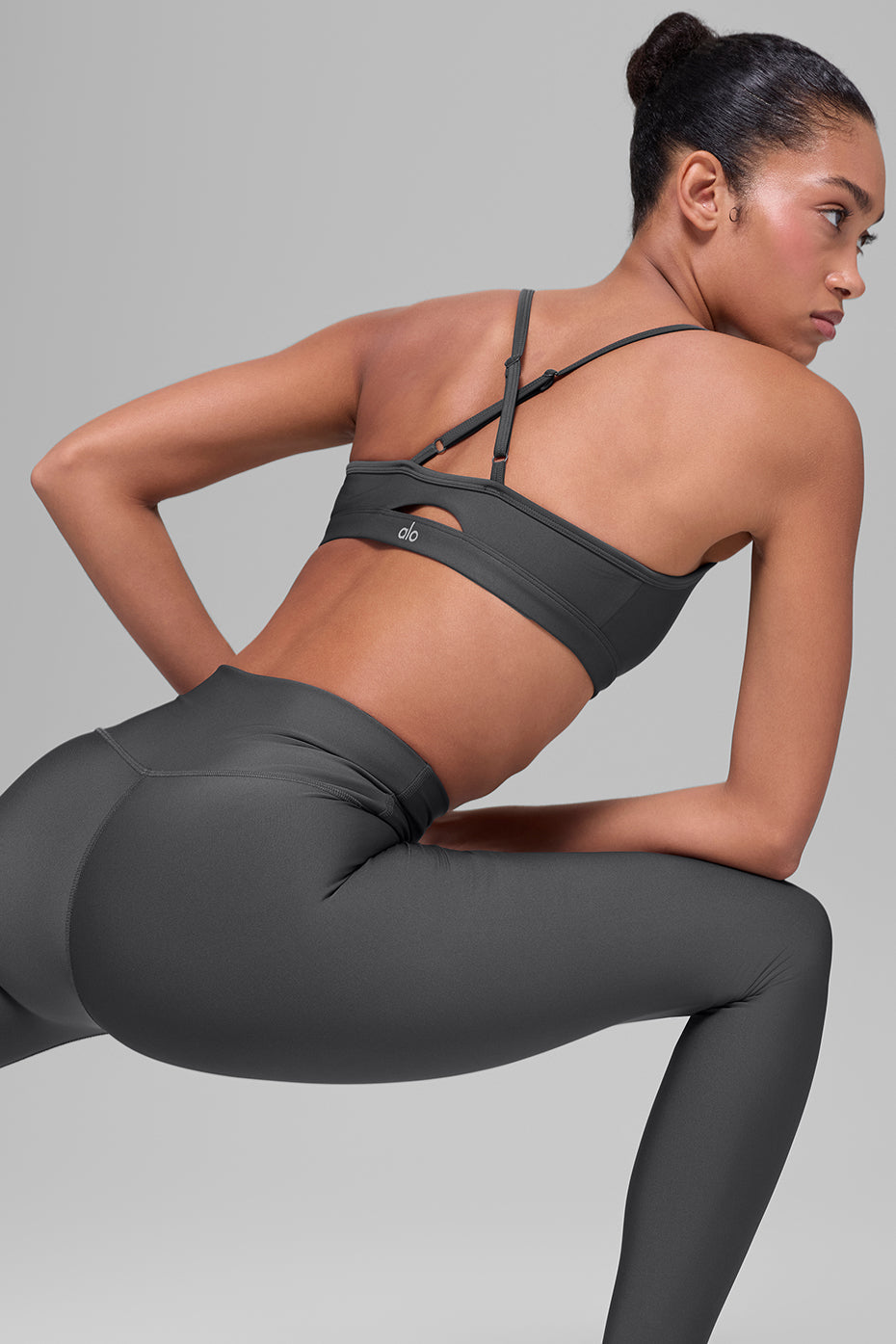 Alo Yoga Airlift Intrigue Bra - Anthracite - imagen 3