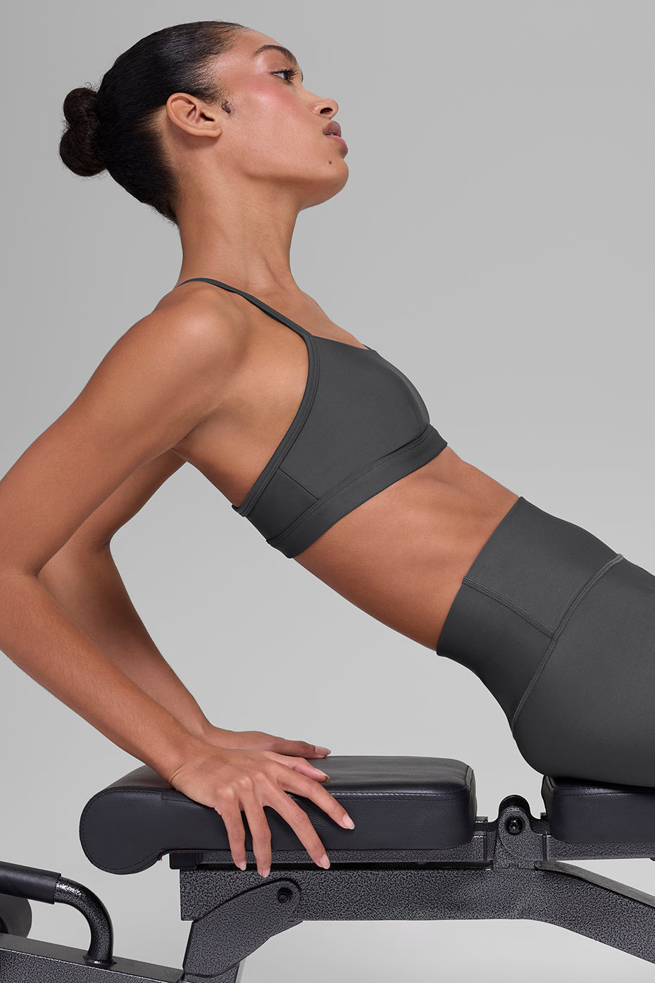 Alo Yoga Airlift Intrigue Bra - Anthracite - imagen 5