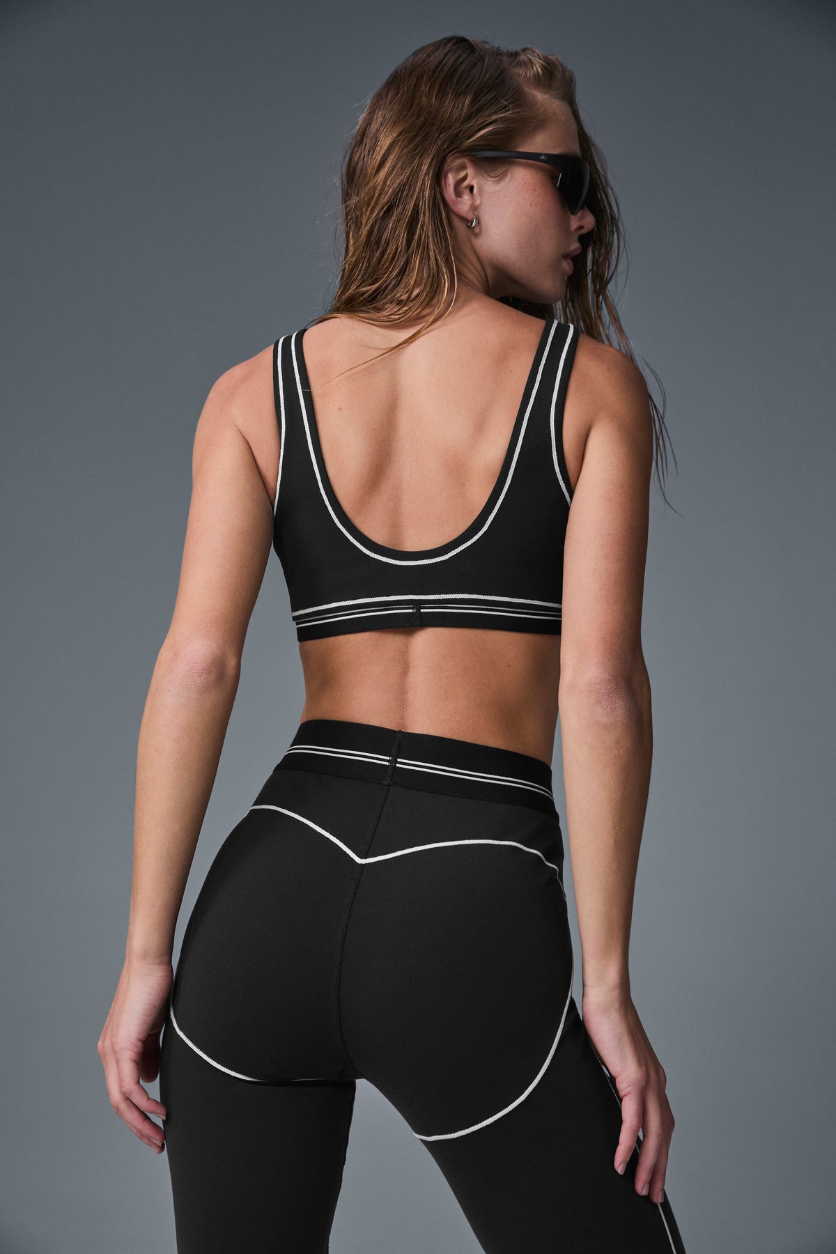 Alo Yoga Airbrush Heart Throb Bra - Black/White - imagen 4
