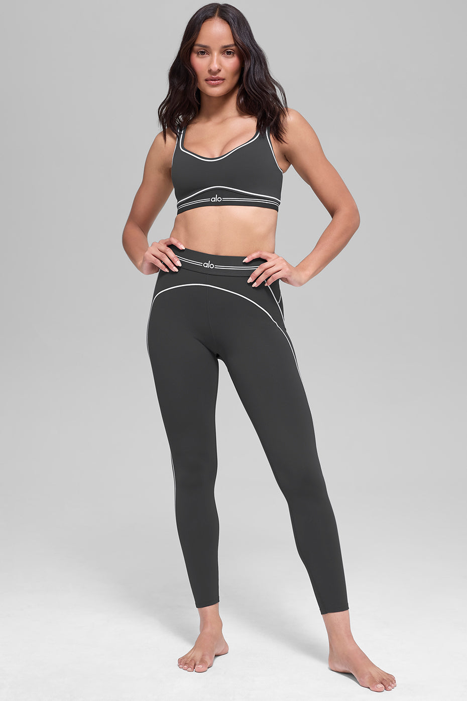 Alo Yoga Airbrush Heart Throb Bra - Anthracite/White - imagen 5