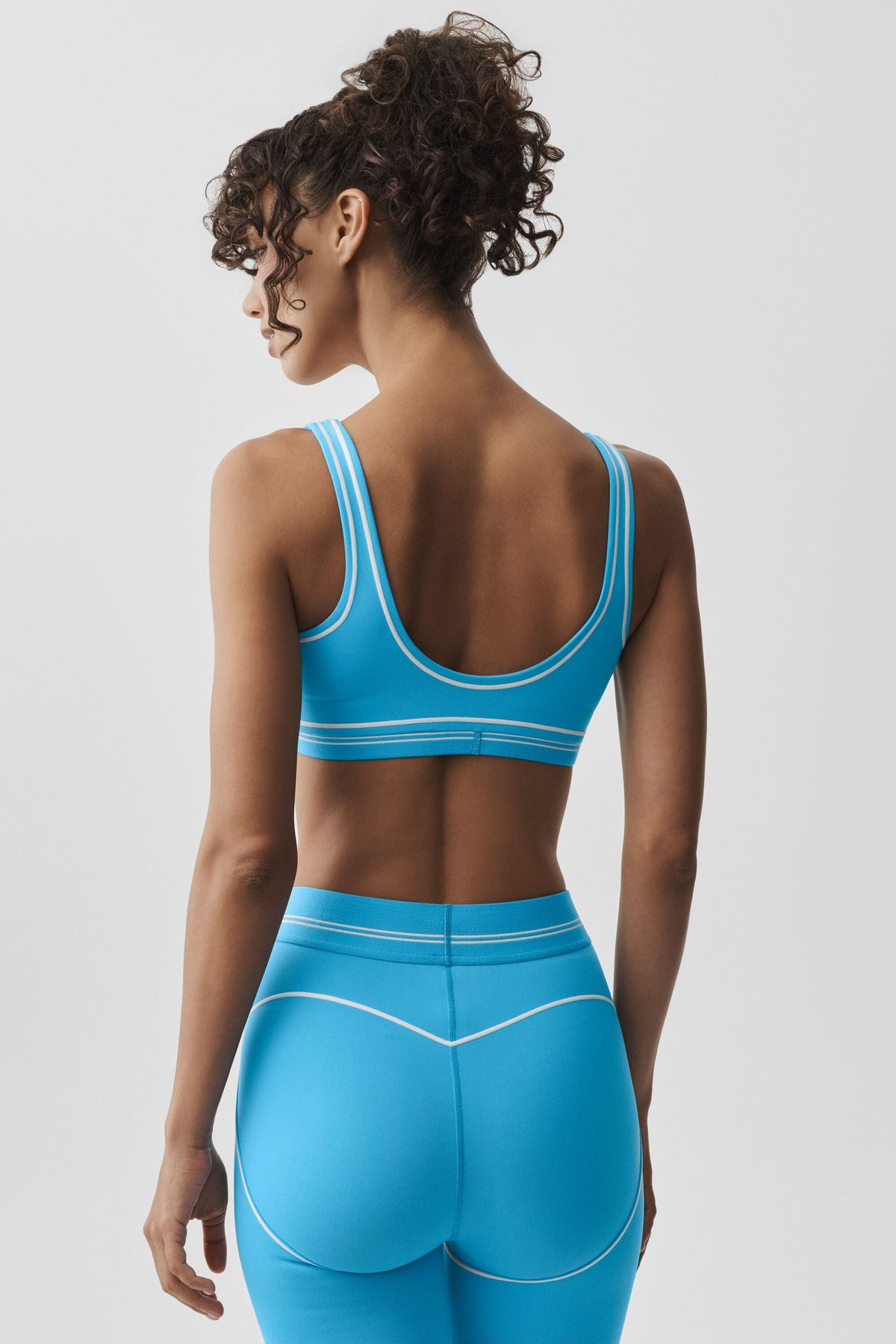 Alo Yoga Airbrush Heart Throb Bra - Azure Blue/White - imagen 2