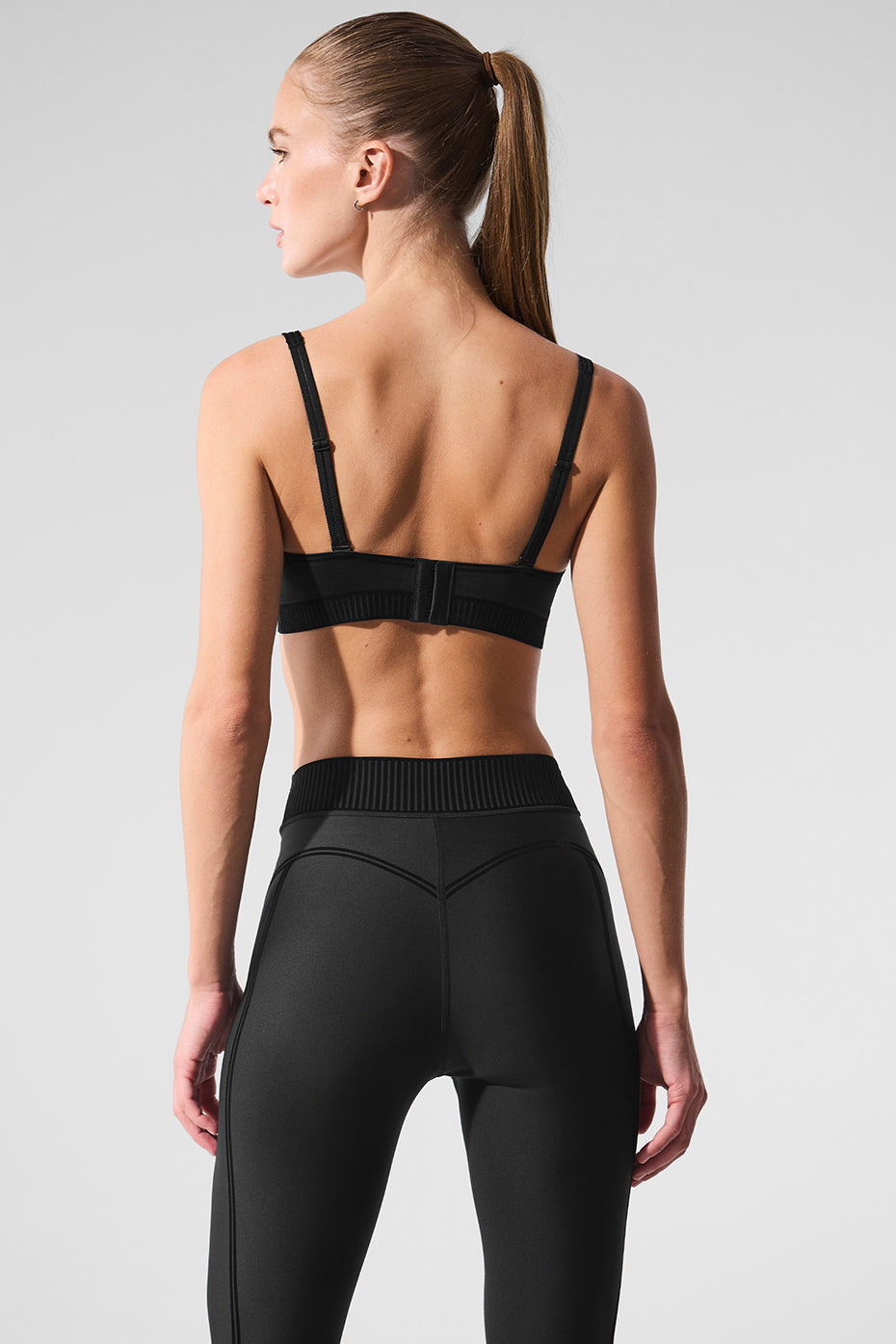 Alo Yoga Airlift Line Up Bra - Black - imagen 4