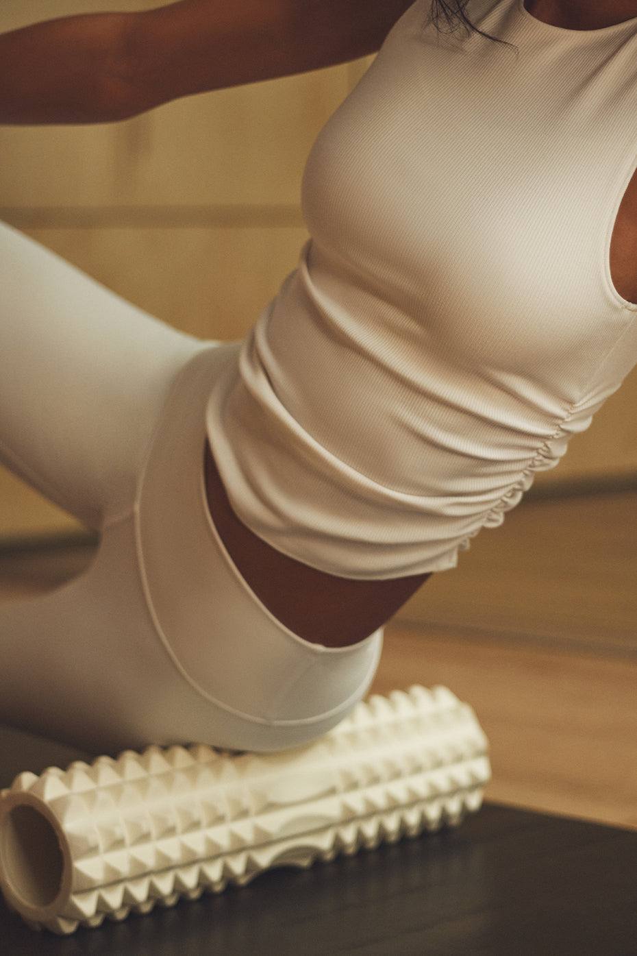 Alo Yoga Ribbed En Pointe Tank - Ivory - imagen 5