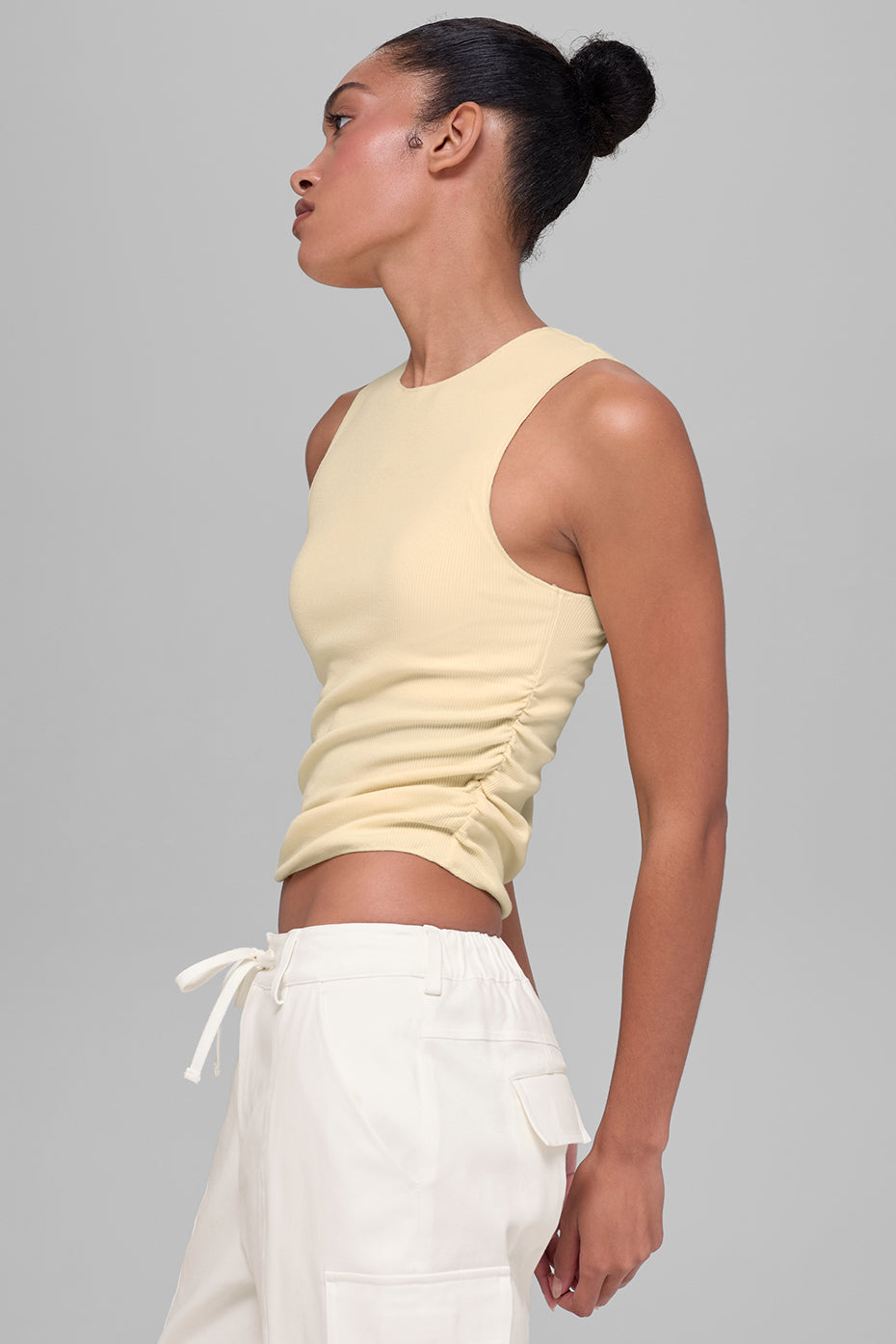 Alo Yoga Ribbed En Pointe Tank - Candlelight Yellow - imagen 3