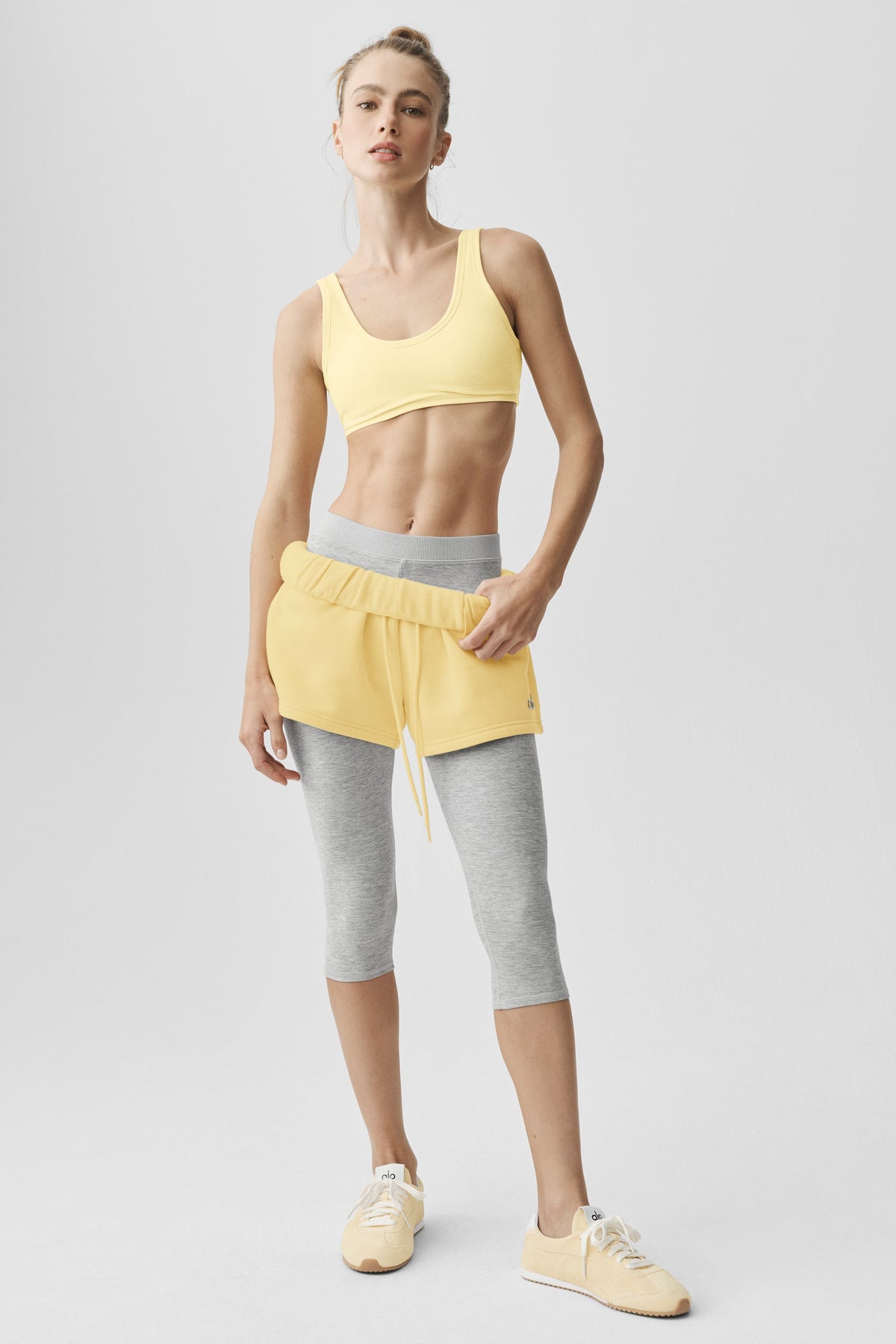 Alo Yoga Alosoft Center Stage Bra - Warm Butter Heather - imagen 4
