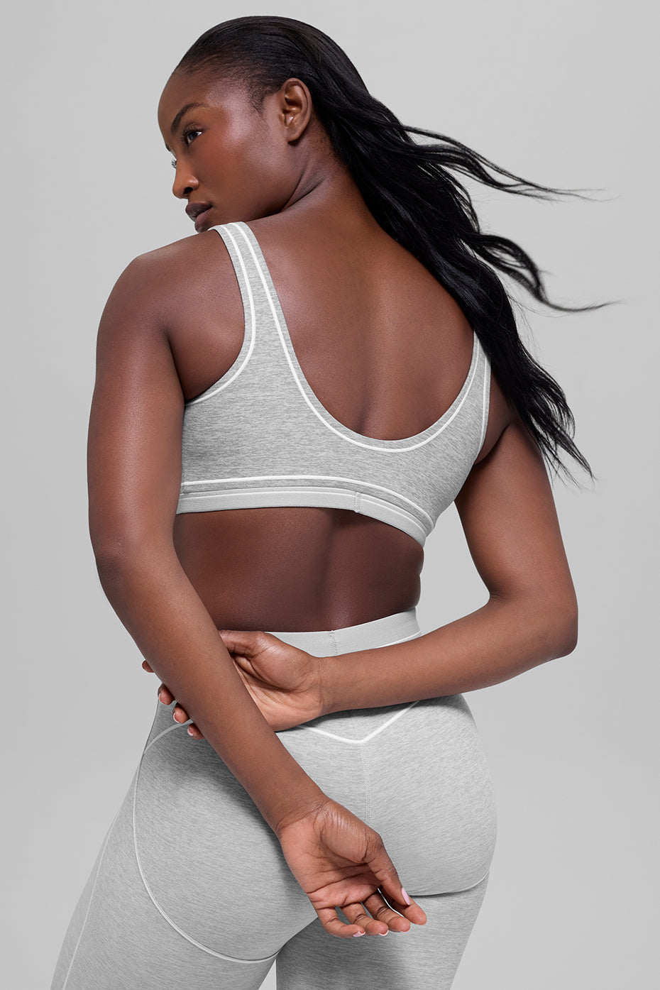 Alo Yoga Alosoft Heart Throb Bra - Athletic Heather Grey/White - imagen 3