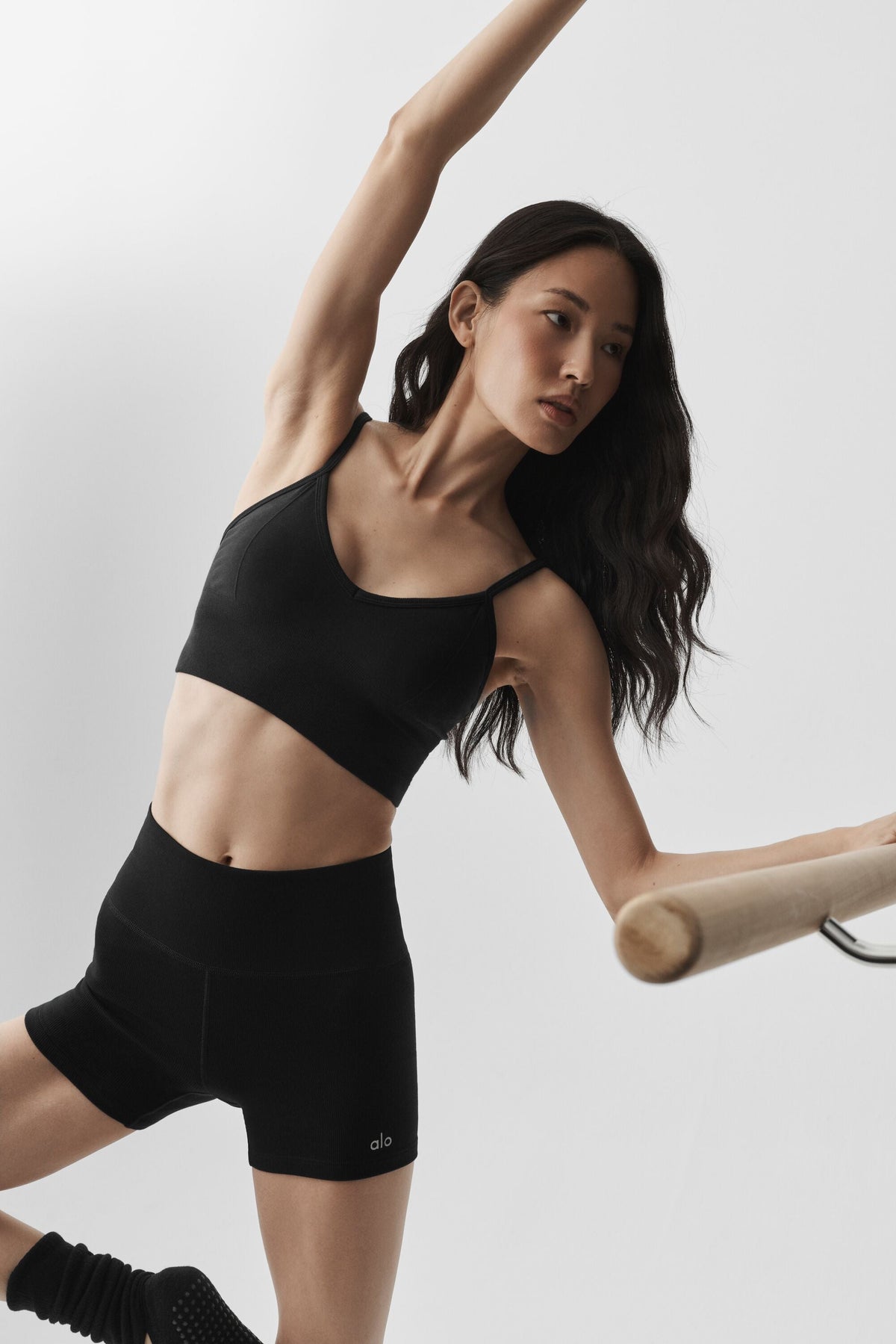Alo Yoga Seamless Modal Ribbed Delight Bralette - Black - imagen 3