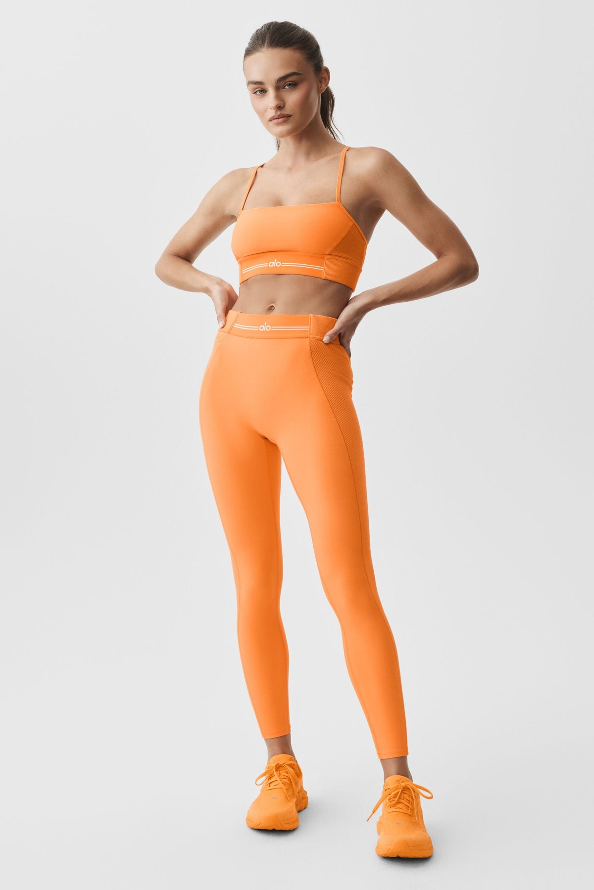 Alo Yoga Alosoft Relay Bra - Satsuma Breeze/White - imagen 5