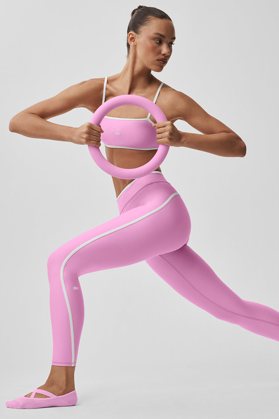 Alo Yoga Airlift Charger Bra - Candy Heart Pink/White - imagen 3