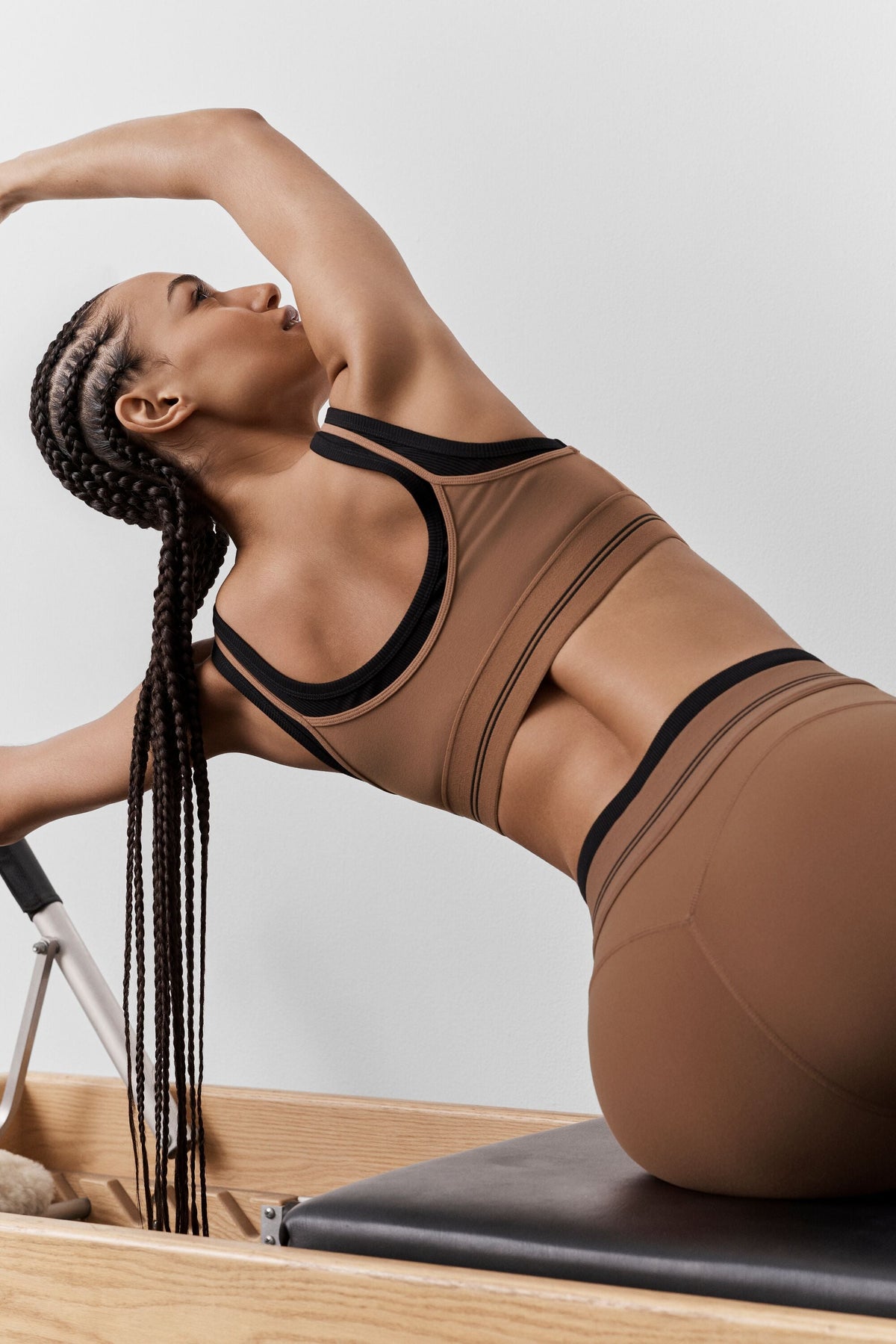 Alo Yoga Airbrush Better Together Bra - Sun Kissed Brown/Black - imagen 2