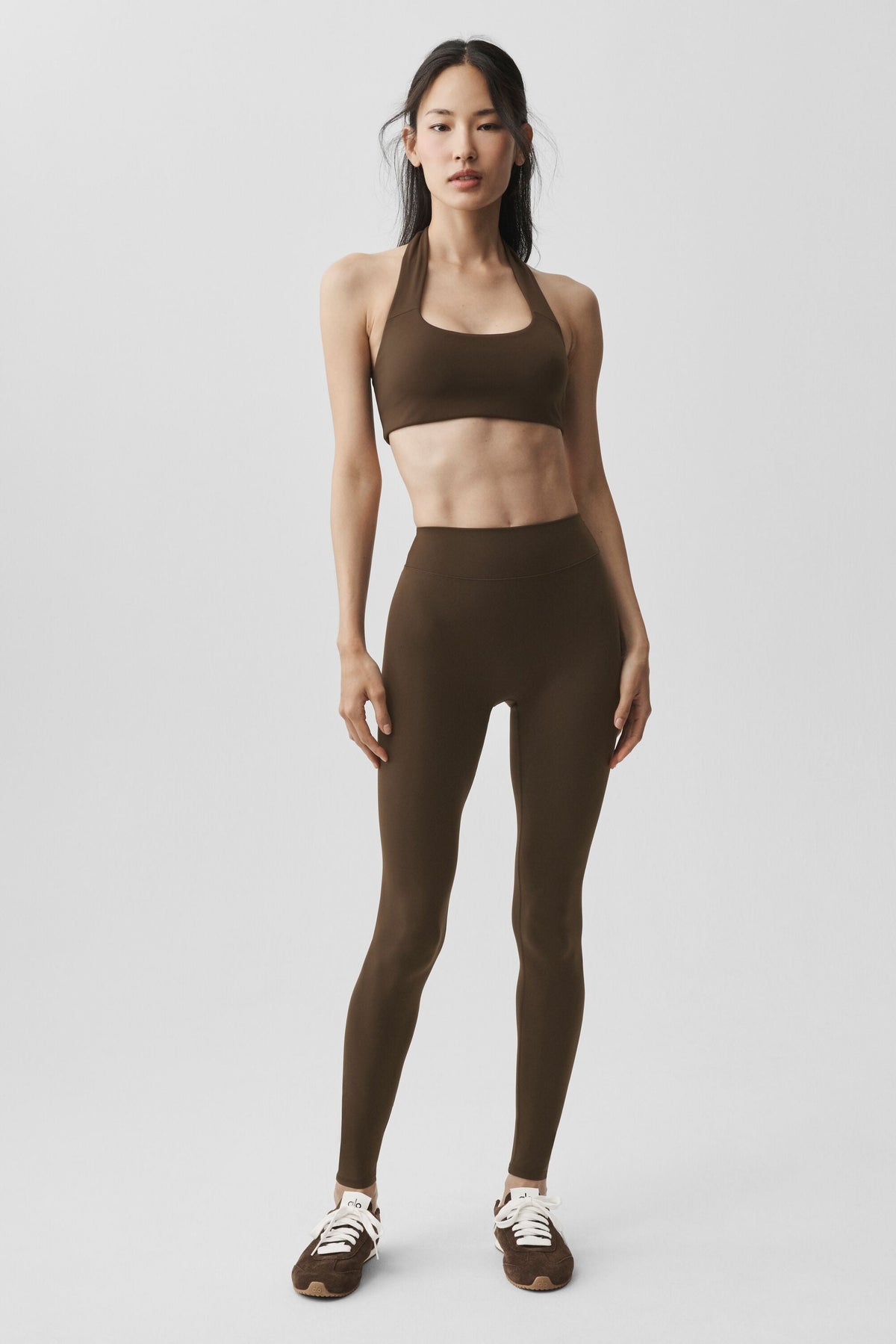 Alo Yoga ALO Softsculpt Feel The Heat Halter Bra - Espresso - imagen 5