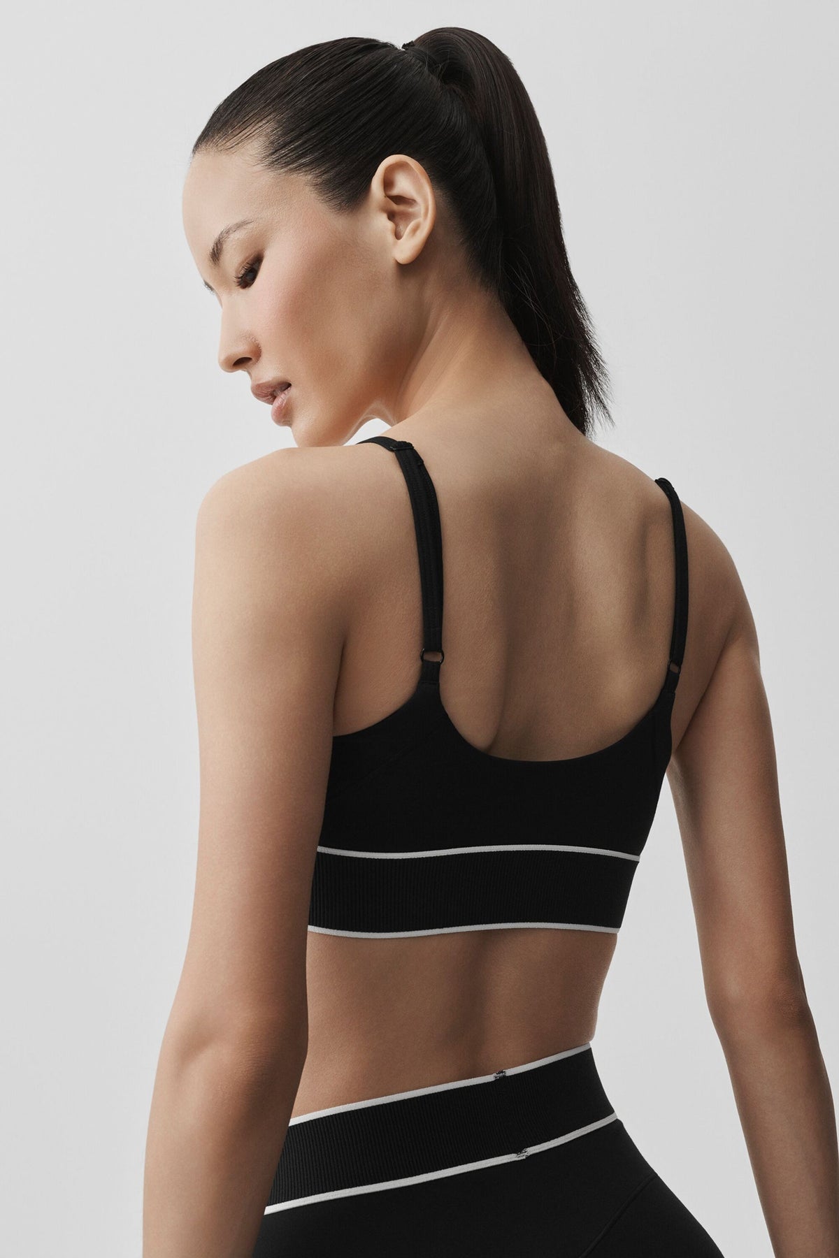 Alo Yoga ALO Softsculpt Amp It Up Bra - Black - imagen 4