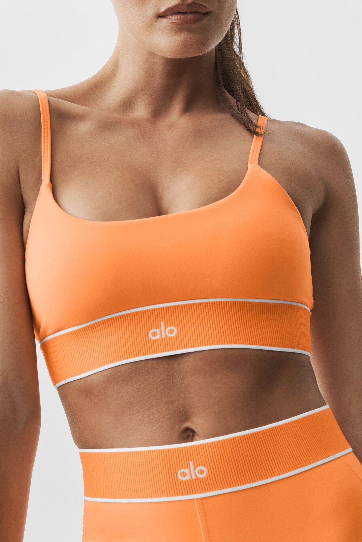 Alo Yoga ALO Softsculpt Amp It Up Bra - Satsuma Breeze - imagen 4