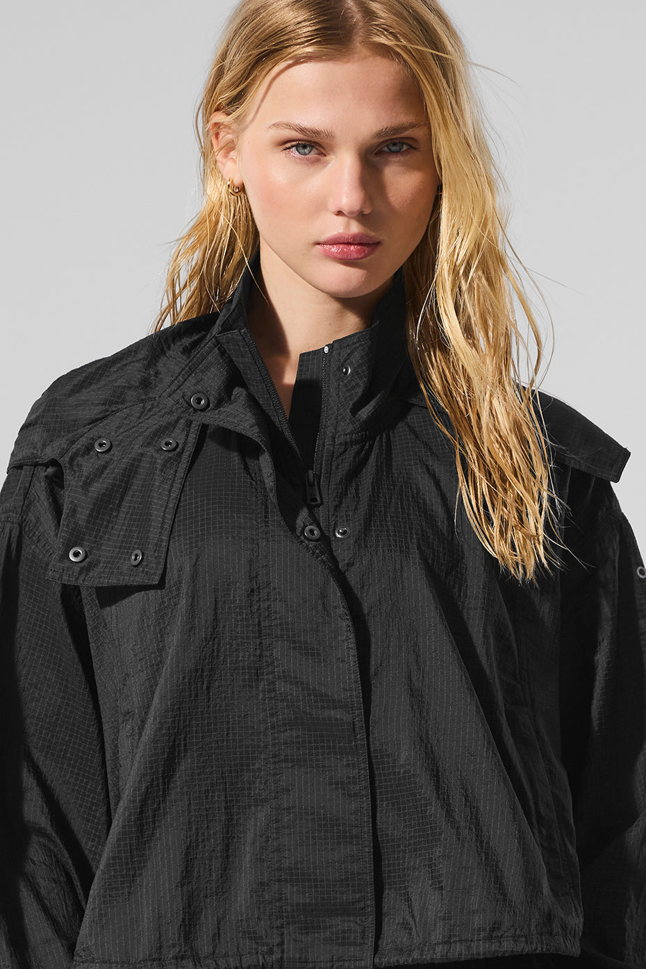 Alo Yoga Cropped Game Time Full Zip Jacket - Black - imagen 4