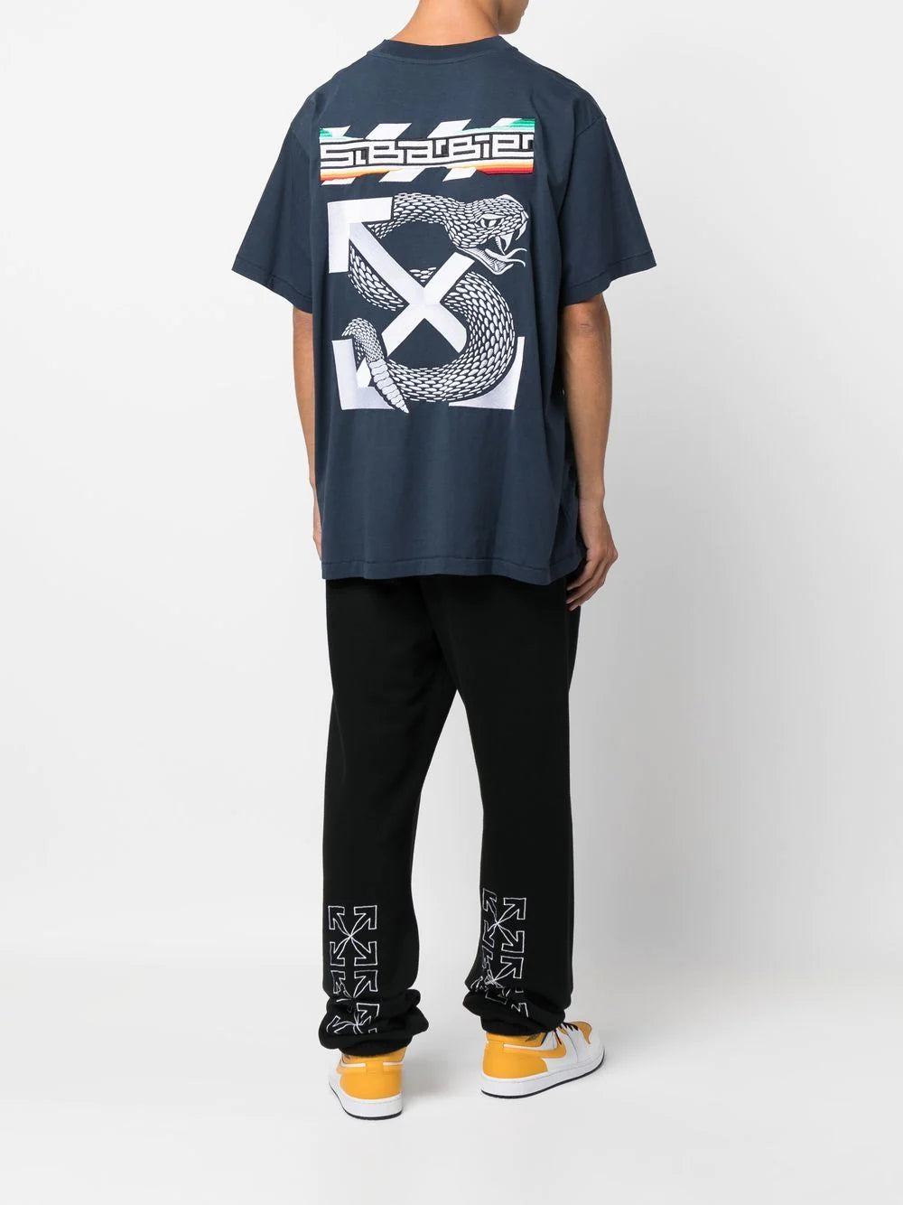 Playera Off-White con motivo Arrows y estampado de serpiente de Off-White x SLB