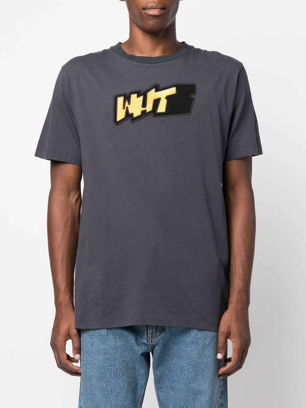 Playera Off-White con parche del logo