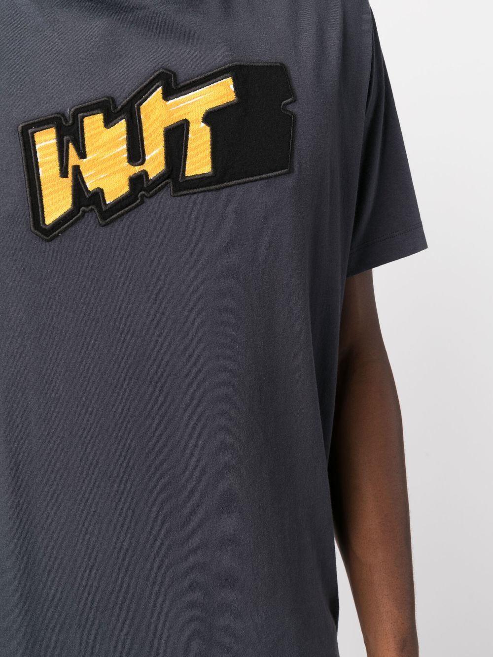 Playera Off-White con parche del logo