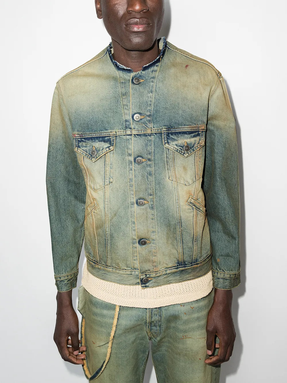Maison Margiela chamarra de mezclilla con cuello sin rematar - Neutro - imagen 2