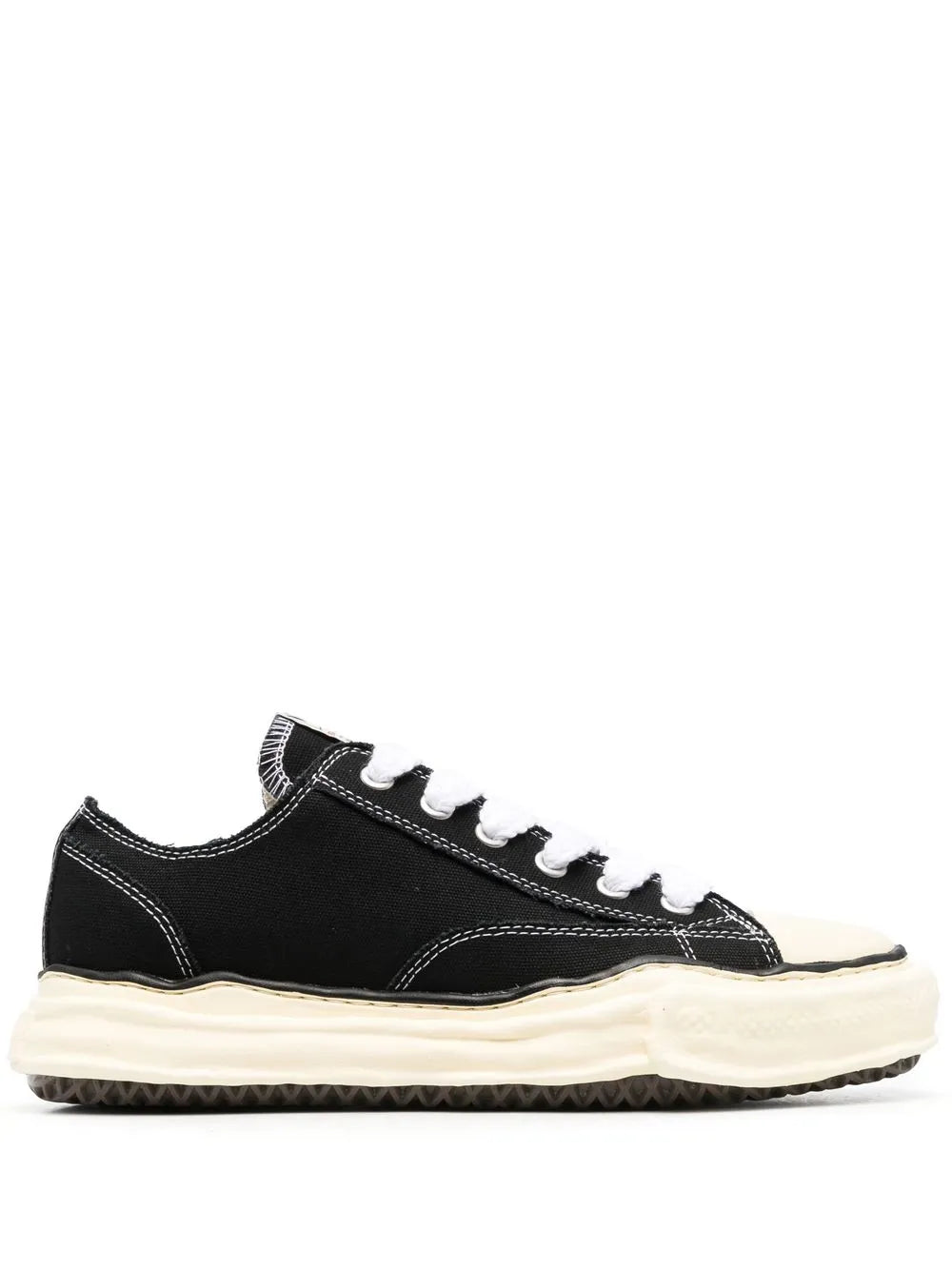 Maison MIHARA YASUHIRO tenis con agujetas y parche del logo - negro