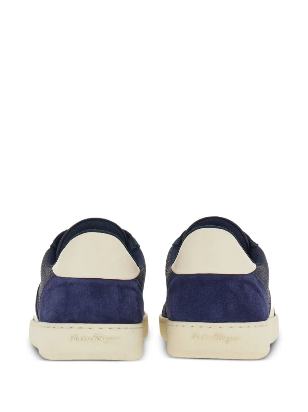 Ferragamo tenis con logo en relieve