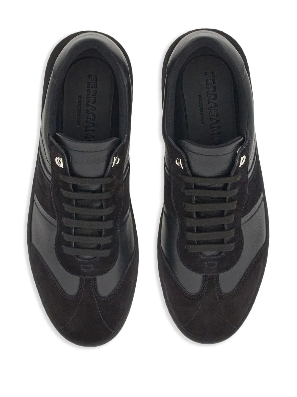 Ferragamo tenis bajos con logo en relieve