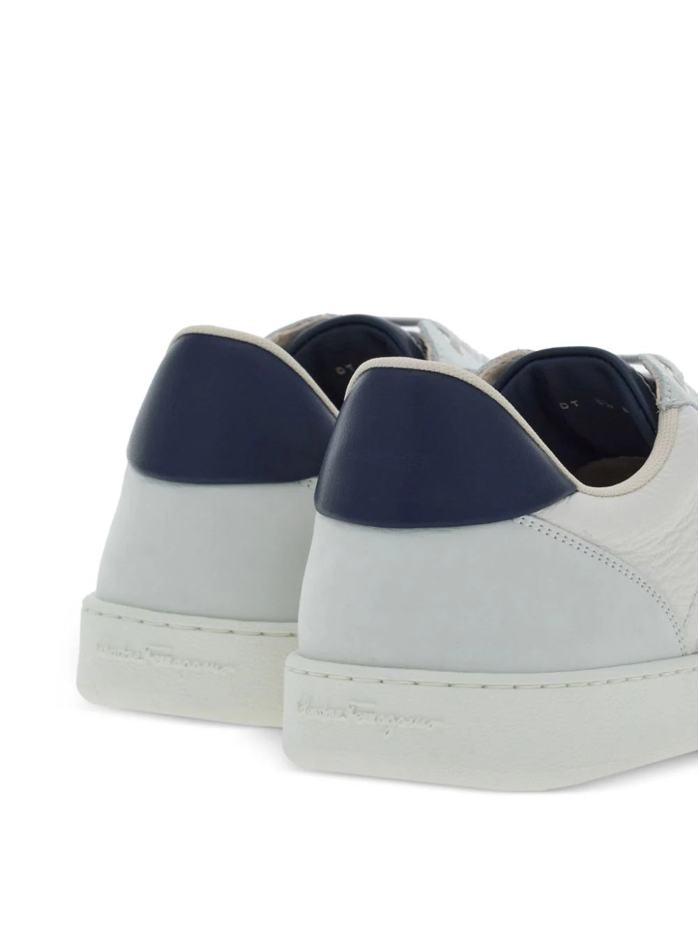 Ferragamo tenis con logo en relieve