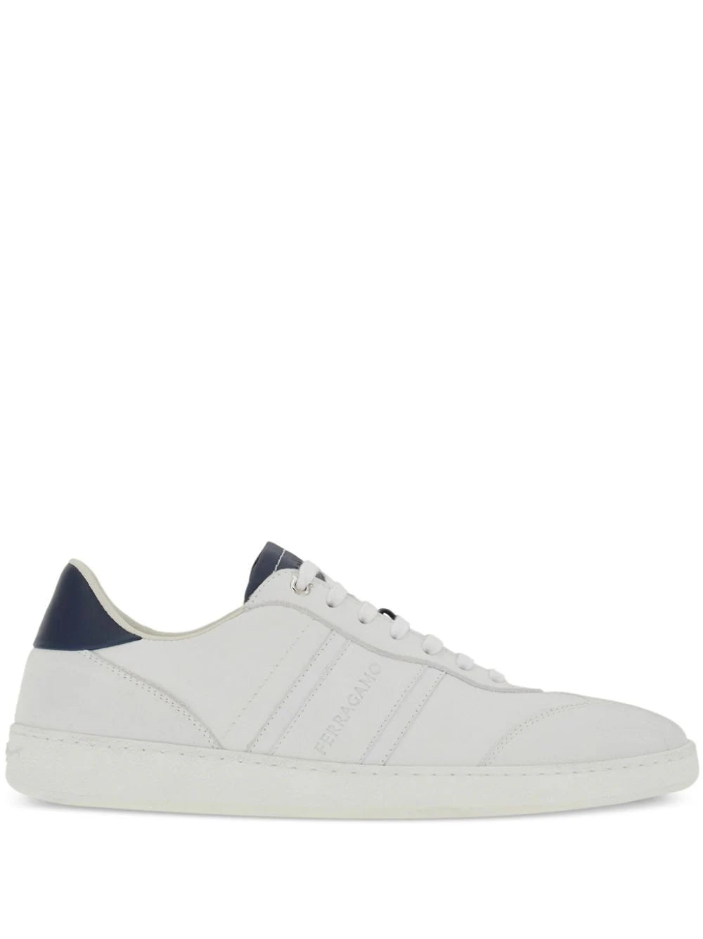 Ferragamo tenis con logo en relieve