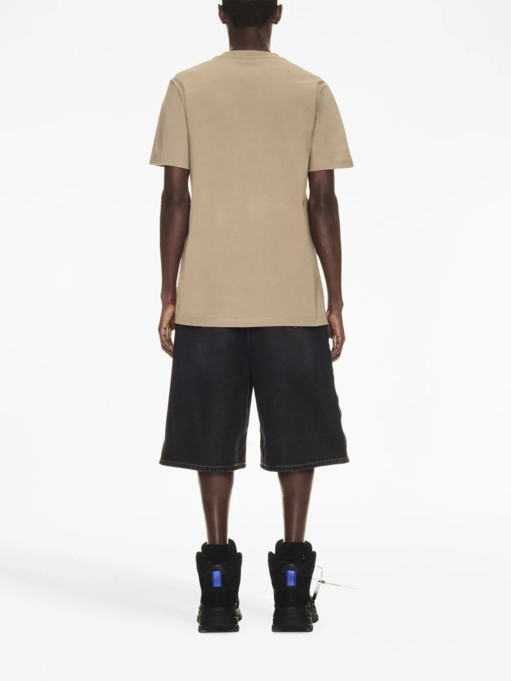 Playera Off-White manga corta con logo bordado