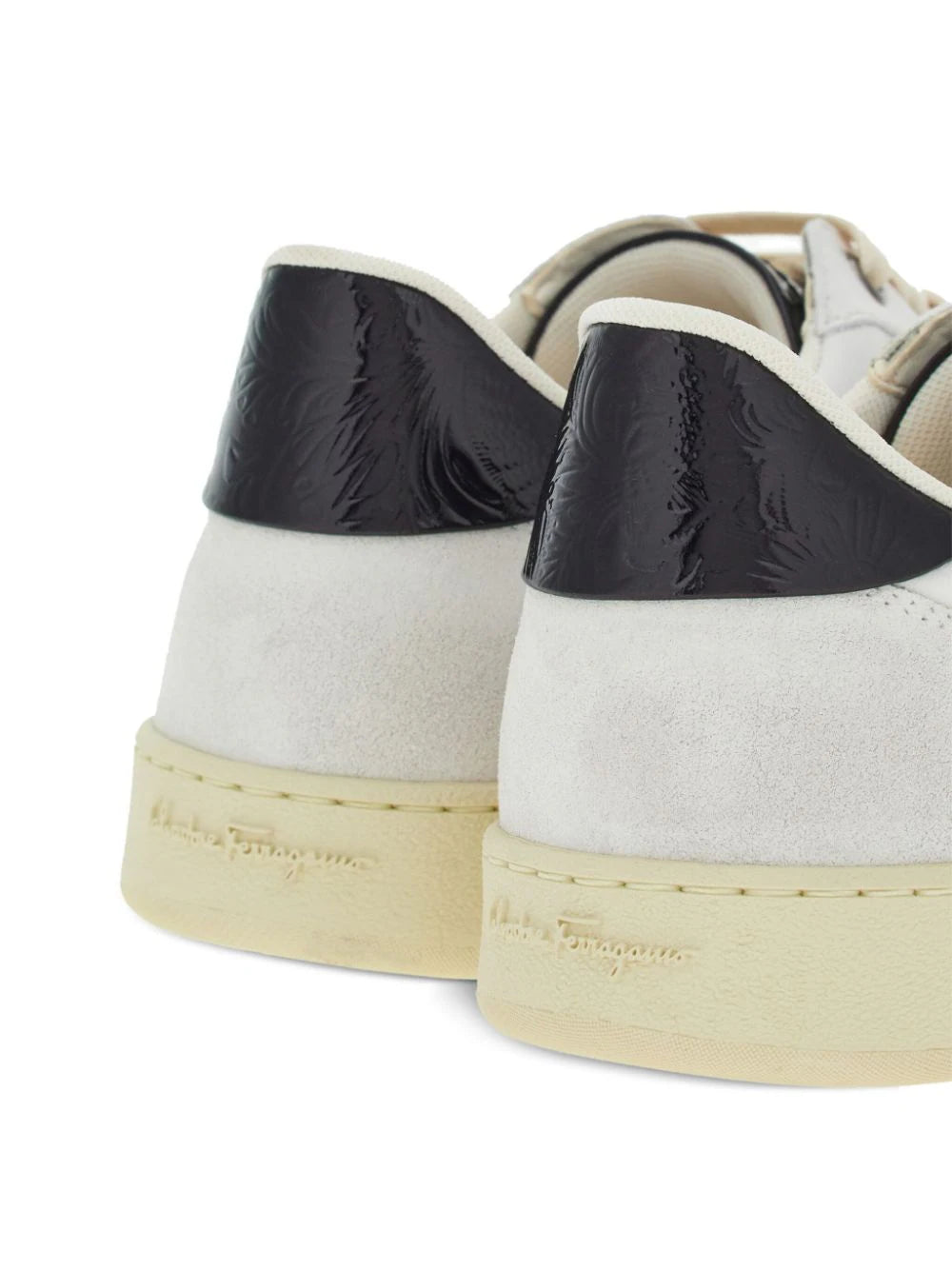 Ferragamo tenis con logo estampado