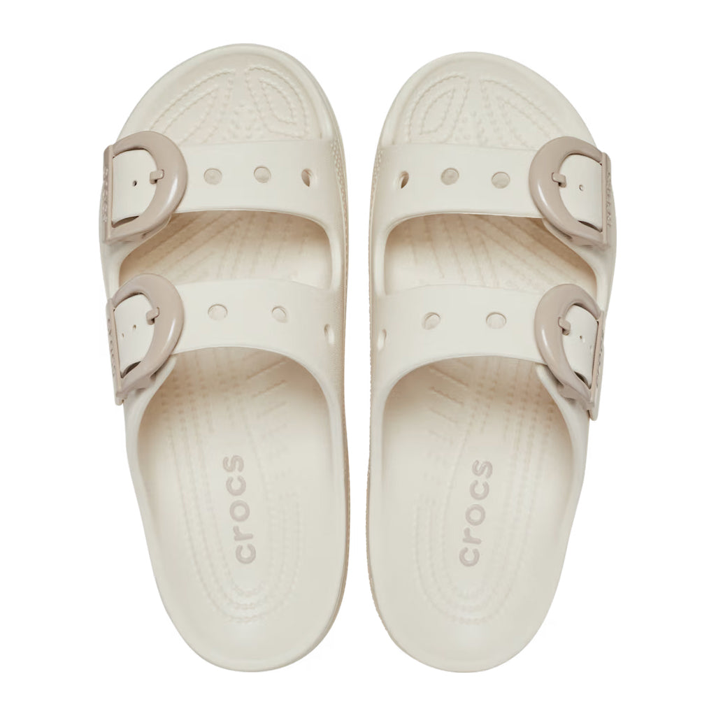 Crocs Women's Saturday Enamel Buckle Sandal - Café 2MC - vista 3