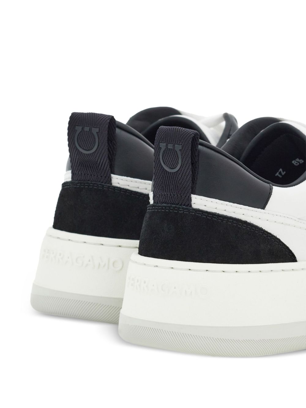 Ferragamo tenis con diseño de dos tonos